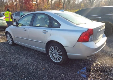 2011 Volvo S40 T5/T5 R-Design z USA, uszkodzony, nr VIN YV1672MS3B2544216